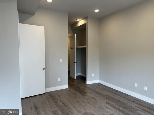 Building Photo - 907 Leland St