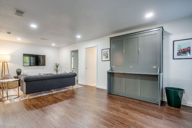 Building Photo - Fully furnished and updated 3 bedroom 2 bath in the heart of River Oaks. Available immediately an...