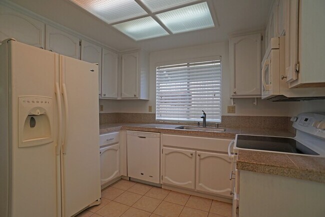 Building Photo - beautiful 3-bedroom, 2-bathroom single-story home in Roseville!