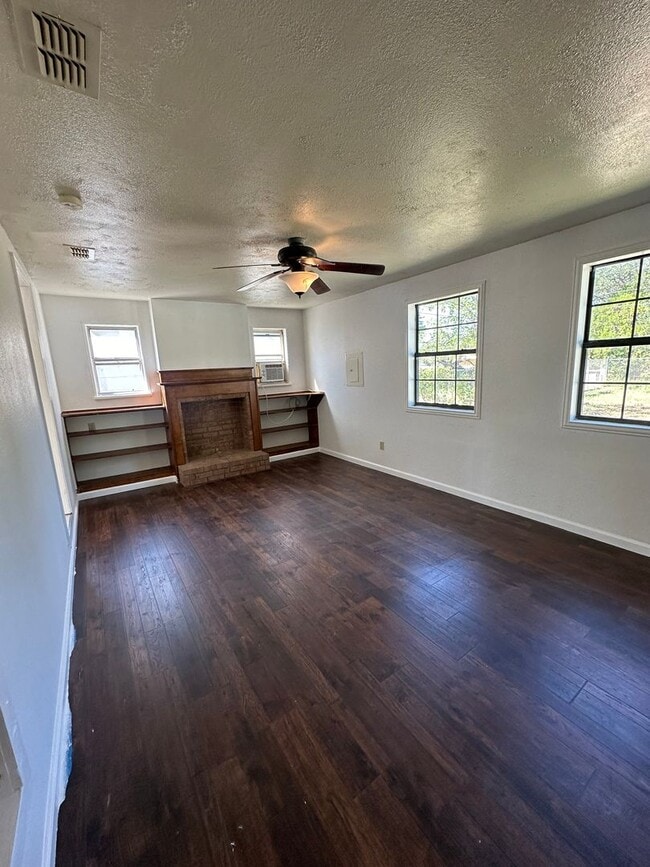 Building Photo - Spacious 3 Bed Home! Convenient Location! HUD Okay!