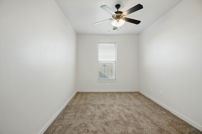Building Photo - Perfect 2 Bedroom, 2 Bath!