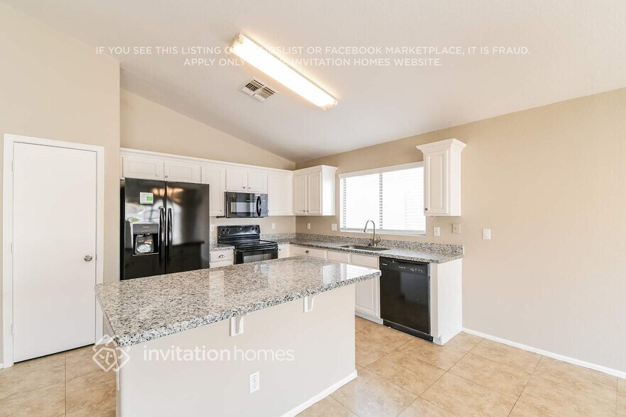Building Photo - 1274 E Vernoa St