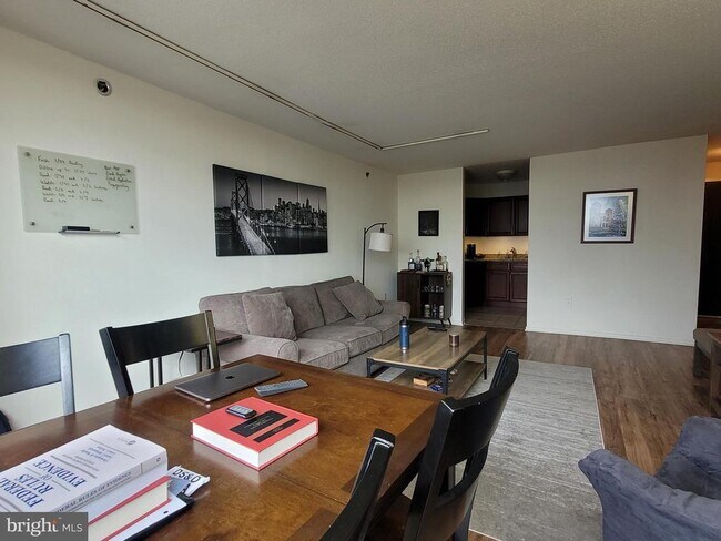 Building Photo - 2020 Walnut St