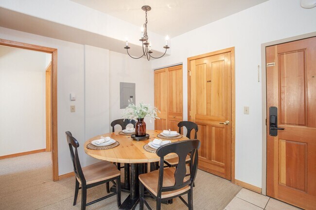 Building Photo - Evolve Real Estate: 3-6 Mos Lease Only Large Fully Furnished Condo Walking Distance to Keystone V...