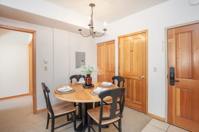 Building Photo - Evolve Real Estate: 6 Mos Lease Only Large Fully Furnished Condo Walking Distance to Keystone Vil...