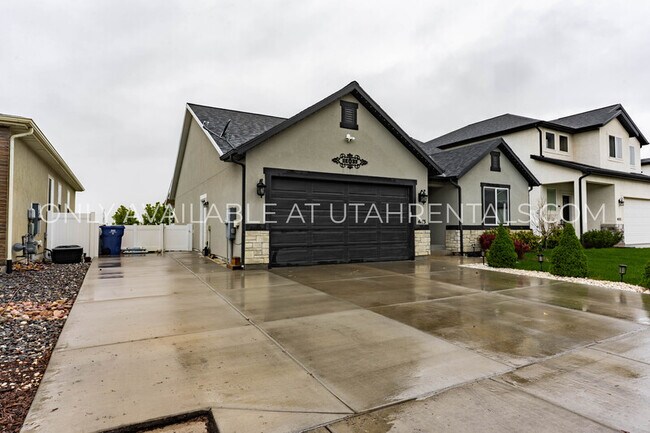 Building Photo - 4143 N Fairfield Dr