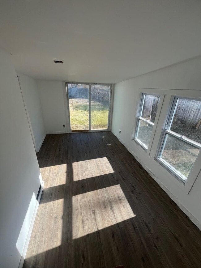 Building Photo - Bright 3-Bedroom Home Near Downtown Wichita