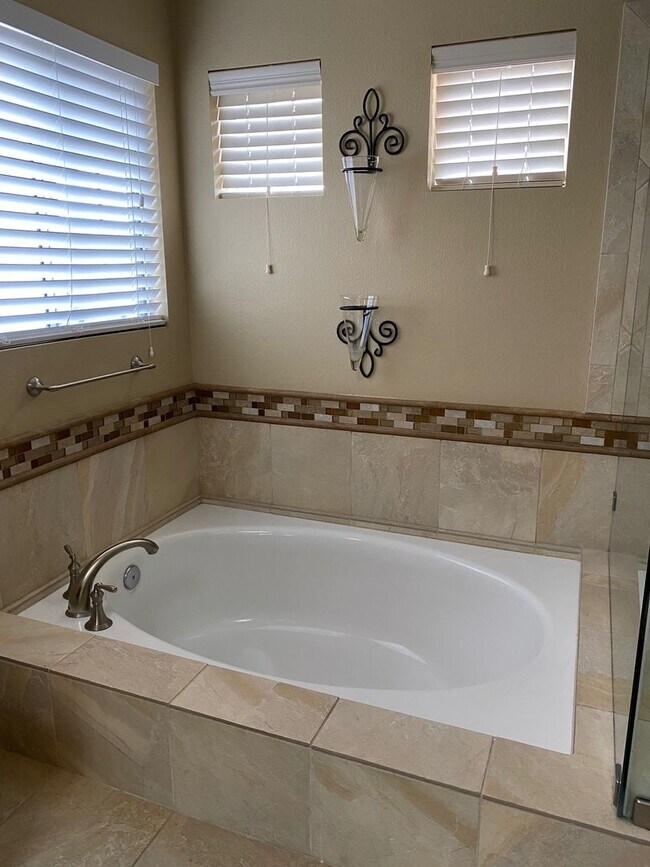 Building Photo - Beautiful 3 Bed 3 Bath Sorrento Home in Cy...