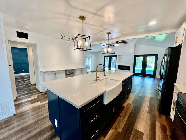 Building Photo - Updated 4B 2BA Home in Paradise Hills w/ S...