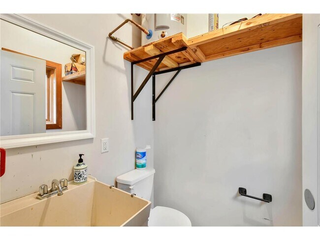 Building Photo - 154 Beaton Dr W