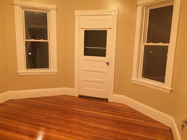 Building Photo - 25 Wainwright St