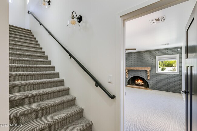 Building Photo - 4427 E Turney Ave