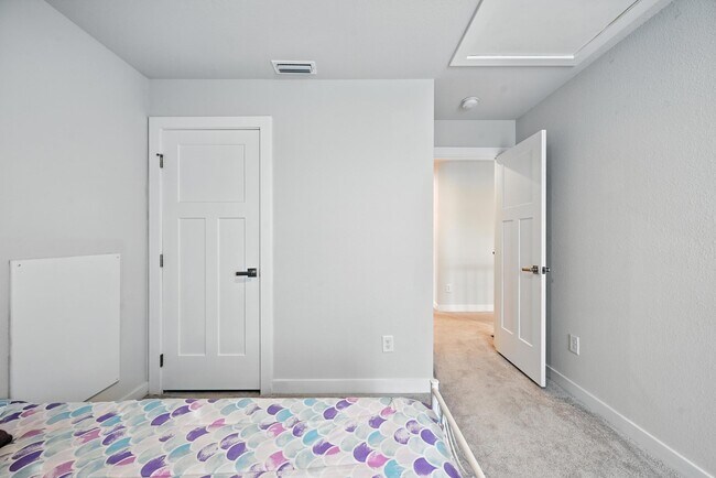 Building Photo - 129 Glenmoor Path