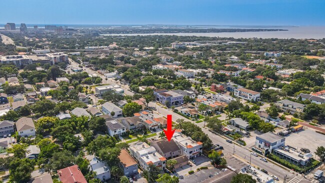 Building Photo - Stunning David weekly designed 3 BR+ OFFICE/ 2.5 BA / 2 Car executive townhouse in Hyde Park / So...