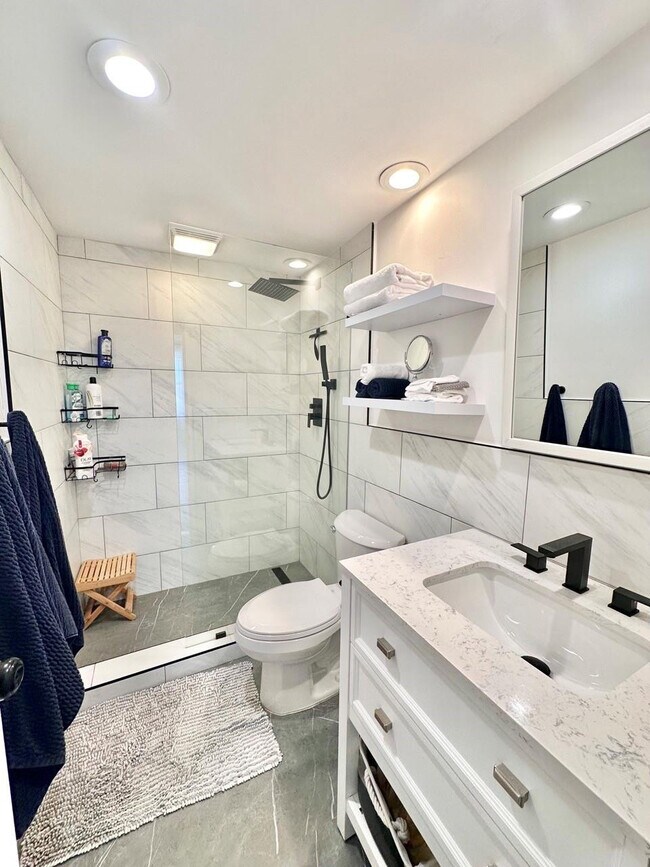 Building Photo - 3111 N Ocean Dr