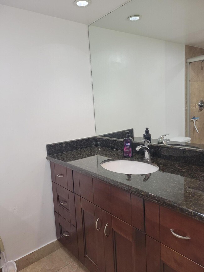 Building Photo - 3050 N Palm Aire Dr