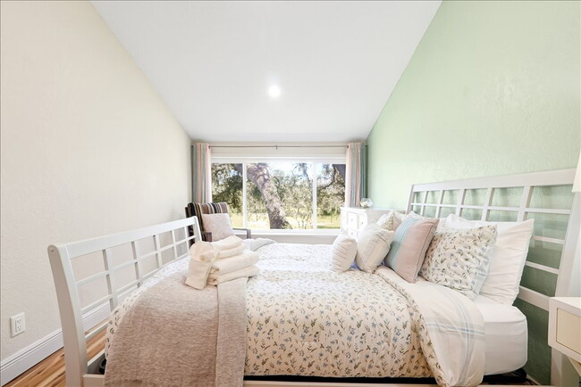 Building Photo - "ALL UTILITIES INCLUDED & Fully Furnished! Stunning 4-Bed, 3-Bath Townhome in Haines City"