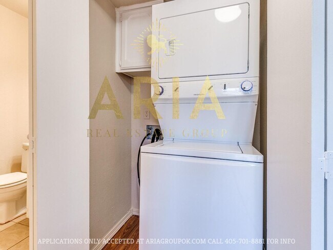 Building Photo - Spacious 2 Bed/1.5 Bath Townhouse in East ...