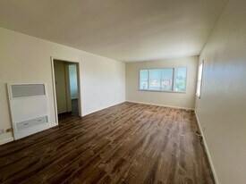Building Photo - 1315 1/2 E Broadway