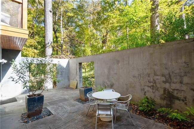 Building Photo - 515 Claire Dr NE