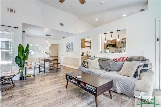 Building Photo - 106 W White Hawthorne Dr