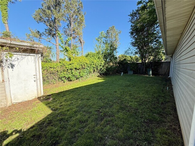 Building Photo - 854 Tamarack St