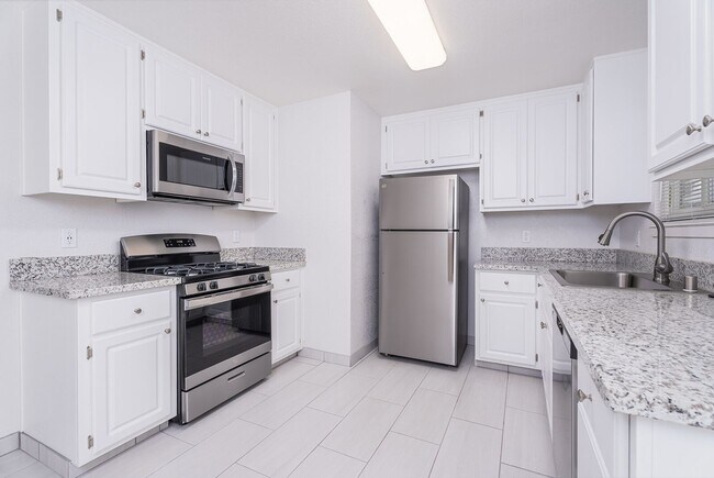 Building Photo - 6037 N Haven Dr