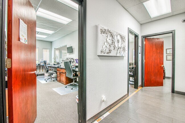 Building Photo - Move-in ready professional office space fo...