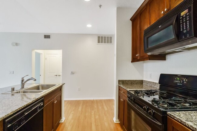 Building Photo - Stylish 2-Bedroom Condo with Resort Amenit...