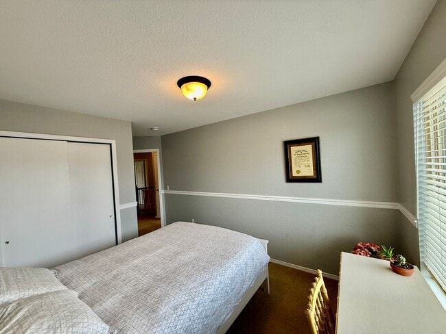 Building Photo - Stunning 4-Bedroom Home with Loft and Fini...