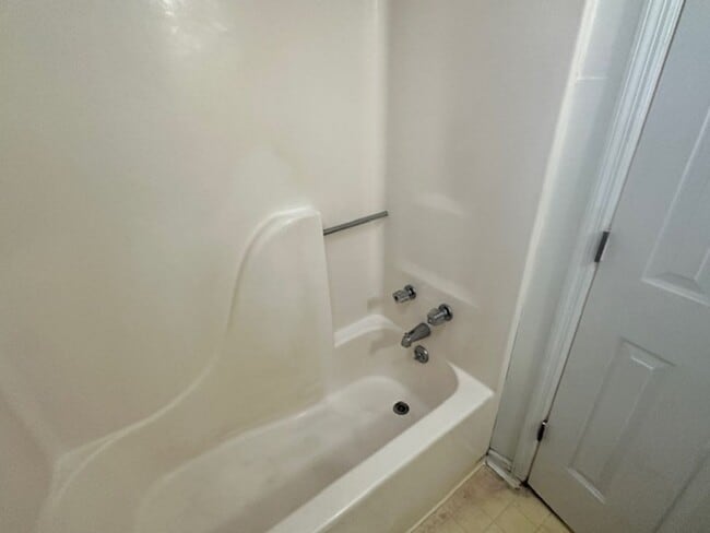 Building Photo - 17/18