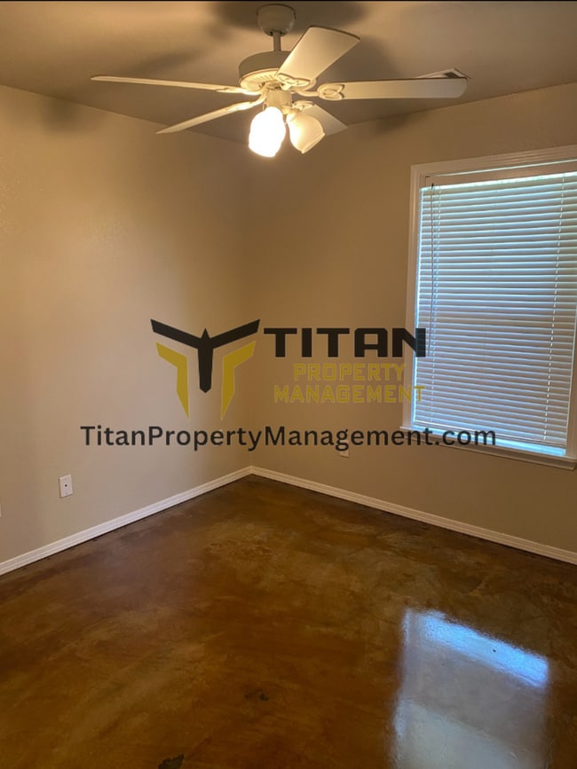 Building Photo - 3b/2b house