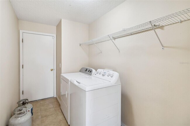 Building Photo - 410 Canna Dr