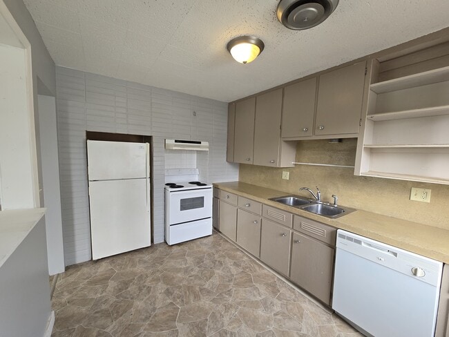 Building Photo - 4521 Rushmore Dr NE