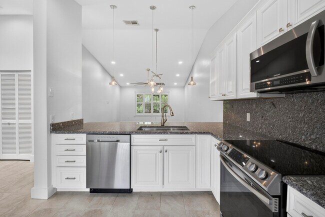 Building Photo - 13085 Belhaven Ct