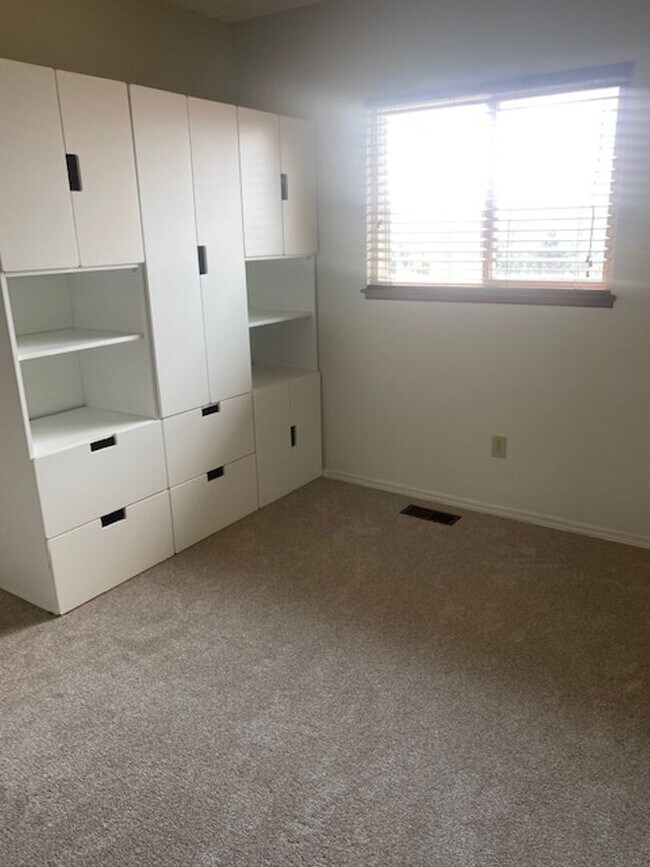 Building Photo - 3 Bedroom Tri-level in Woodland Hills
