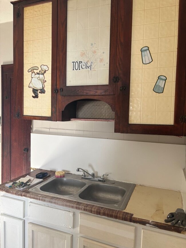 Building Photo - Section 8 Accepted! 5 BR 2 BA