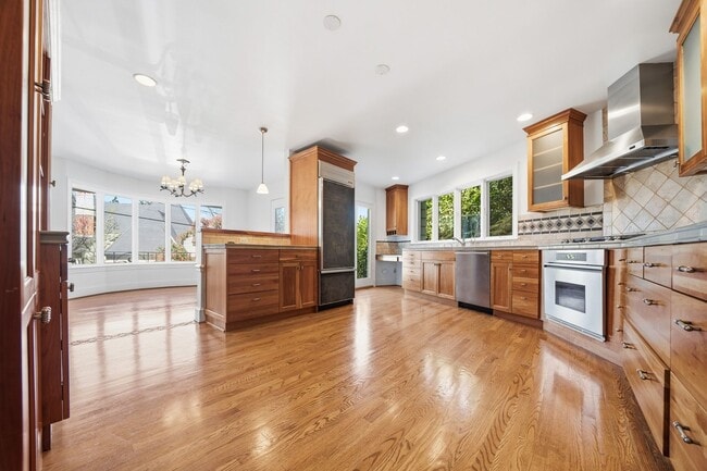 Building Photo - Three bedroom and Two Bathroom home in Portland Heights! Gourmet Kitchen and incredible natural L...
