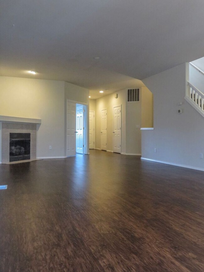 Building Photo - !!!! West Linn Townhome Available 3 Bedroo...