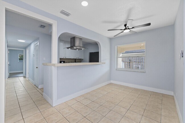 Building Photo - 2706 W Tampa Bay Blvd