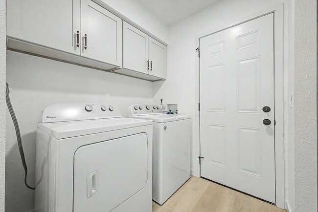 Building Photo - Remodeled 3BR End Unit Townhome in South Tempe | Private Yard + Covered Parking