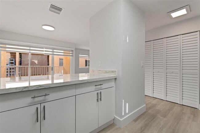 Building Photo - 6255 SW Kendale Lakes Cir