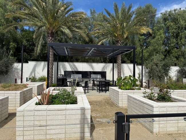 Building Photo - 3 bedroom + loft, 2 1/2 bath townhome in amazing Simi Valley location