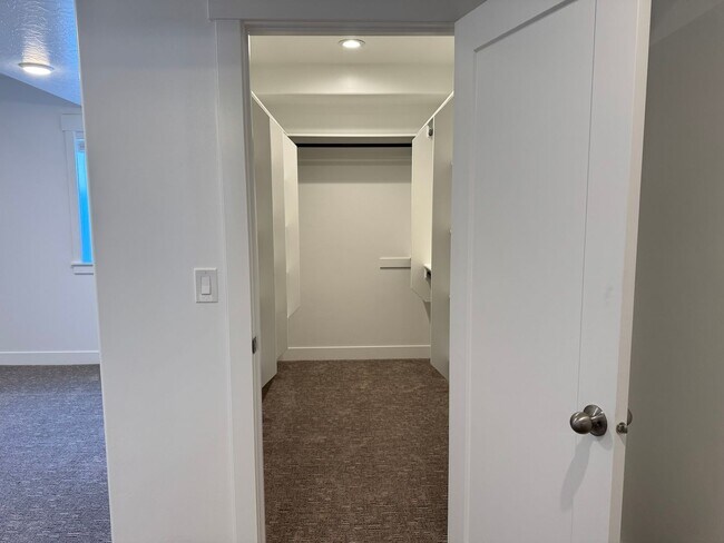 Building Photo - 3 Bedroom 2 Bathroom -Basement Apartment-Saddlebrook Dr. Santaquin