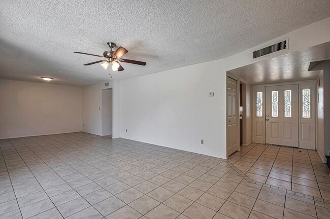 Building Photo - 6 Bedroom 3.5 Bath, Large Pool and Backyard