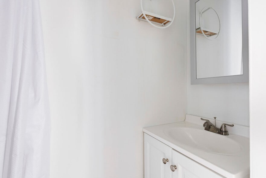 Building Photo - 104 MacDougal St