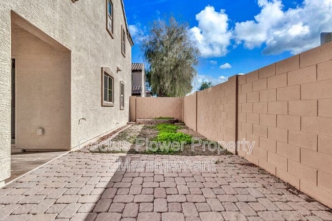 Building Photo - 2544 E Vermont Dr