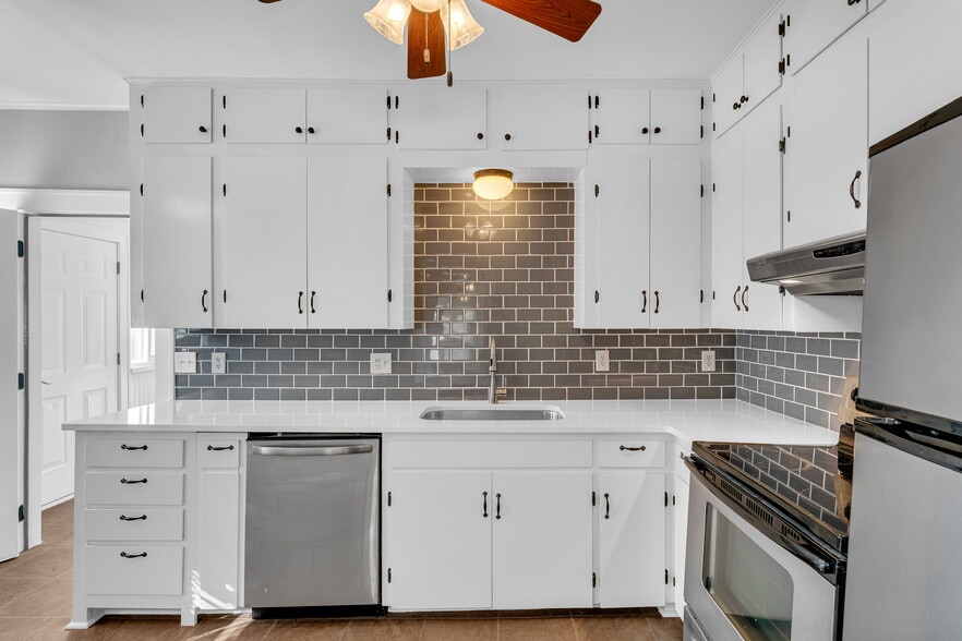 Building Photo - 811 N Lindell Ave