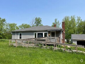 Building Photo - Cute 2 Bedroom Ranch with 2 car garage