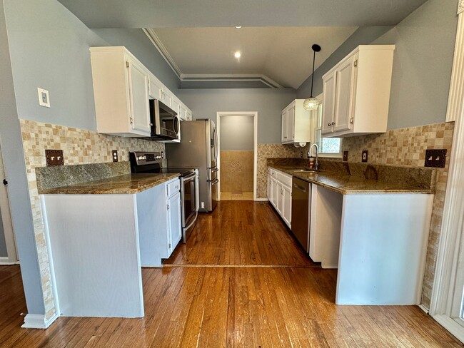 Building Photo - One-Level Living with Garage on a Cul-de-Sac in Nashville!